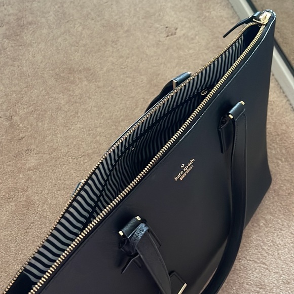 Black Kate Spade tote with zipper closure - Picture 2 of 2
